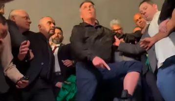Moraes dá 24 horas para Bolsonaro explicar descumprimento de medida 