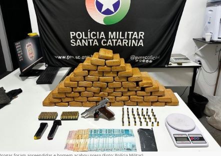 Homem tenta fugir da polícia e acaba preso com mais de 30 kg de maconha, arma e munições no Oeste