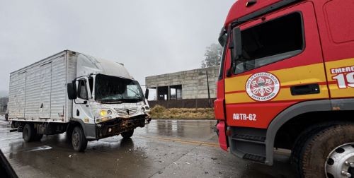 Engavetamento na BR-163 em Guaraciaba deixa dois feridos e envolve três veículos