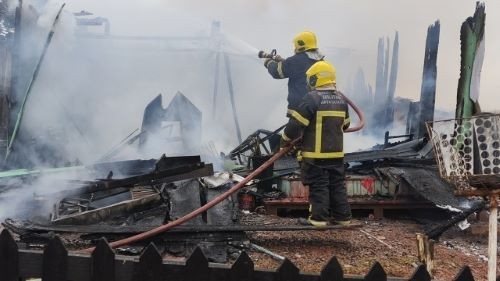 Incêndio destrói casa de família em Campo Erê; moradores pedem ajuda com doações