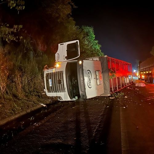 Colisão entre caminhão e caminhonete deixa dois feridos e tumulto na BR-386, em Iraí