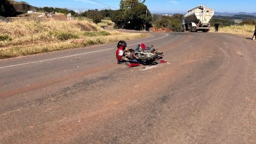 Motociclista morre após colisão com caminhão em Pinhalzinho