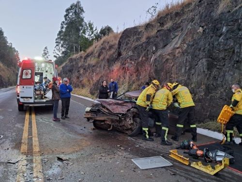 Colisão frontal deixa duas pessoas feridas em grave acidente na SC-355, em Jaborá