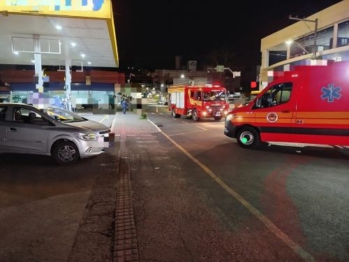 Colisão entre carro e moto deixa mulher ferida no centro de Maravilha