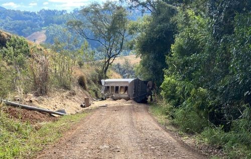 Caminhão de ração tomba no interior de Bom Jesus do Oeste