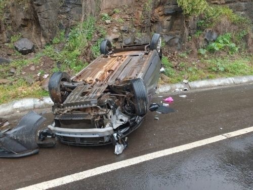 Motorista perde o controle e veículo capota na SC-480, no Oeste