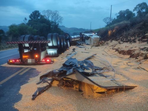 Motorista fica ferido após caminhão tombar em rodovia no Oeste de SC