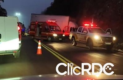 Caminhão colide com paredão de pedras no oeste durante a madrugada