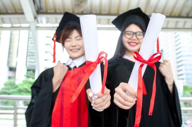 O que muda após governo parar de emitir diploma de papel no Brasil