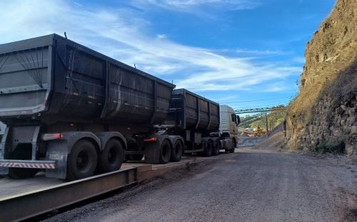 Carretas com mais de 64 toneladas de excesso são flagradas na BR-282 no Oeste