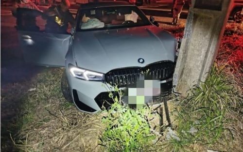 BMW colide em poste e causa apagão em bairros de município do Oeste de SC; condutor fugiu do local
