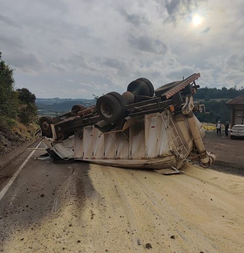Caminhoneiro morre ao capotar veículo sobre a rodovia no Oeste