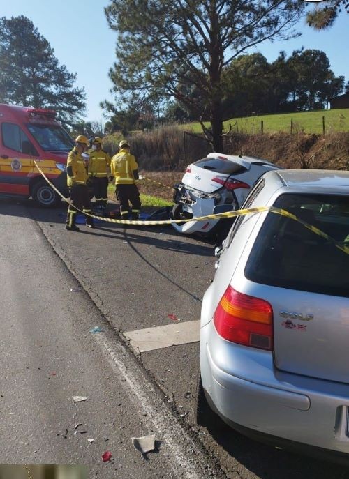 Duas pessoas morrem em acidente entre carros e caminhão na BR-470