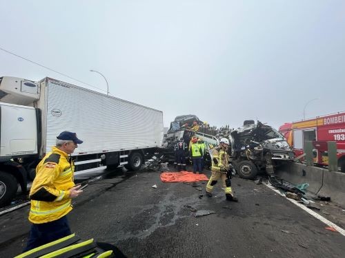 Engavetamento entre 14 veículos deixa ao menos 4 feridos em SC