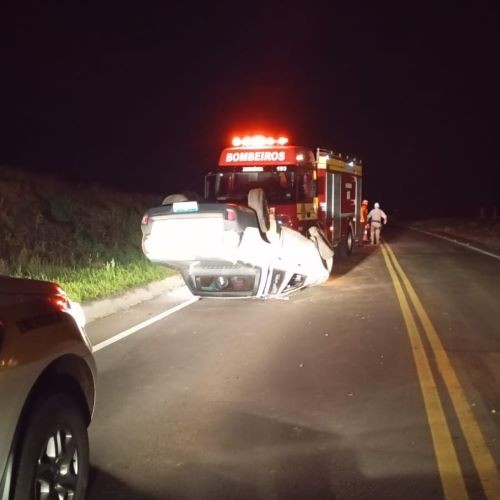 Jovem pega no sono ao volante e capota caminhonete na SC-157