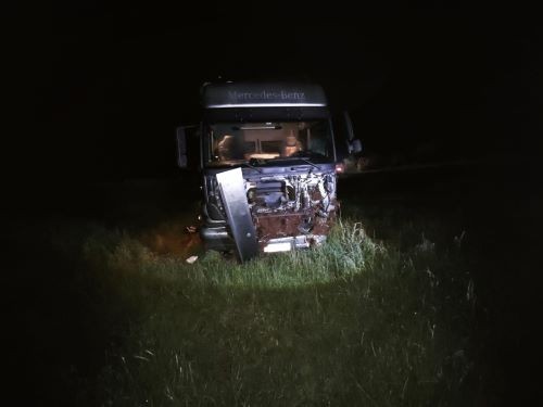 Motorista ‘dorme ao volante’ e sai da pista com carreta carregada de produtos do Mercado Livre