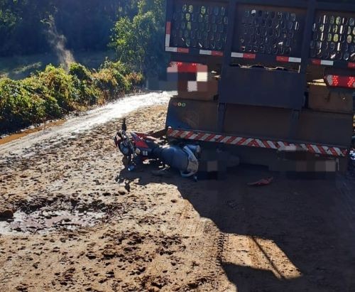 Adolescente sofre grave acidente ao colidir motocicleta que pilotava em caminhão no Oeste