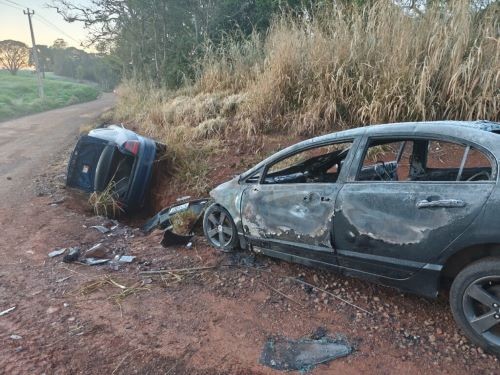 Carro pega fogo após colisão e mobiliza bombeiros em Chapecó