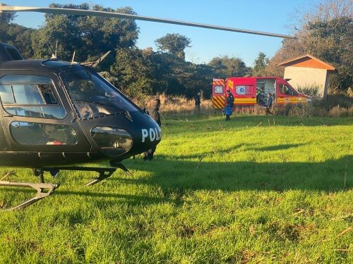 Mulher de 38 anos é resgatada de helicóptero após grave acidente entre moto e carro