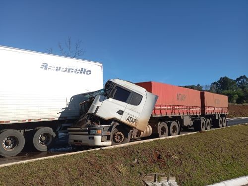 Colisão traseira entre caminhões mobiliza equipes de resgate na BR-158 em Cunha Porã