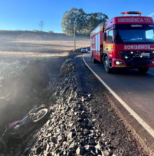 Motociclista sofre queda no interior de Cunha Porã e é encaminhado ao hospital com suspeita de traumatismo craniano