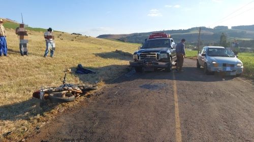 Grave colisão entre caminhonete e moto deixa jovem ferido no Oeste