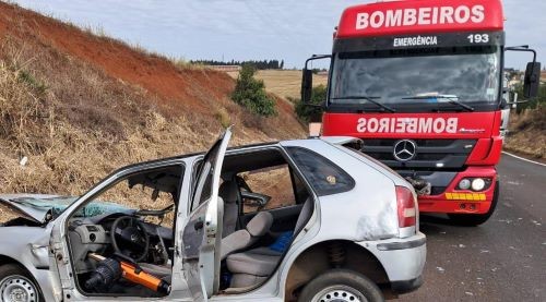 Homem fica preso nas ferragens após colisão no Oeste entre carro e trator