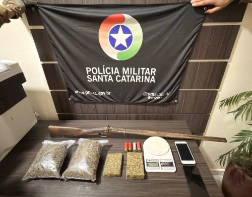 Depredação, droga e arma: ação da PM localiza irmãos criminosos no Oeste de SC