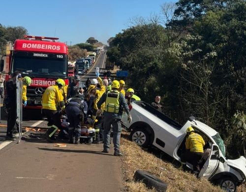 Jovem fica gravemente ferido após colisão entre carro e caminhão na BR-282