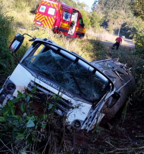 Motorista fica ferido após caminhão sair da pista no Oeste de Santa Catarina