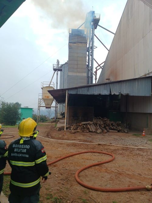Bombeiros monitoram princípio de incêndio em silo no Oeste de SC