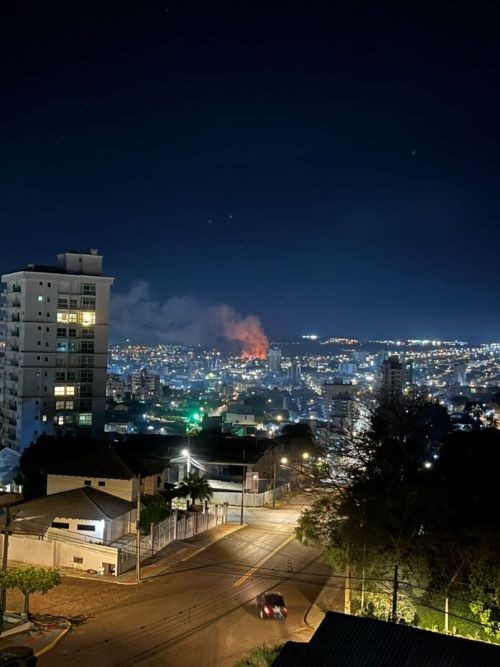 Incêndio de grandes proporções atinge área de vegetação no Oeste de Santa Catarina