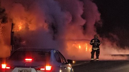 Carreta pega fogo e é destruída pelas chamas no Oeste de SC