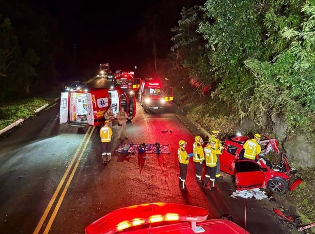 Uma pessoa morre e jovem é socorrida após colisão entre carro e carreta na BR-158, em Cunha Porã