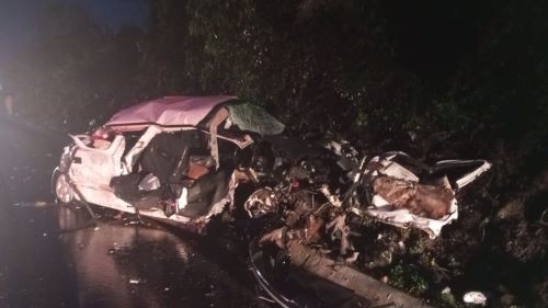 Grave colisão entre caminhonete e caminhão deixa dois mortos e cinco feridos na BR-282, no Oeste
