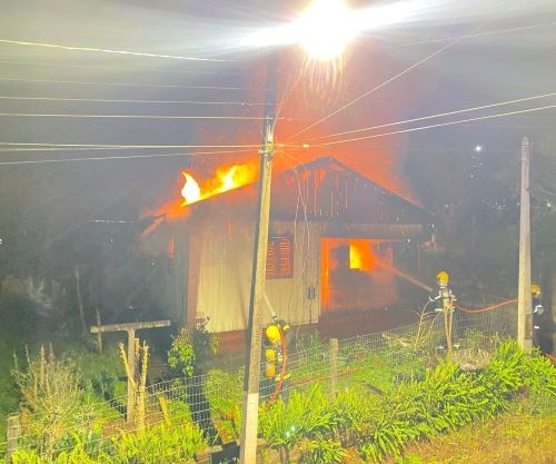 Incêndio destrói residência no Oeste durante a noite