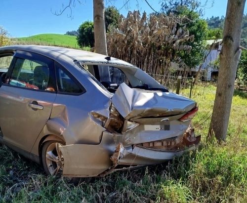 Jovem de 20 anos fica ferida em colisão entre veículos na BR-282, entre Maravilha e Pinhalzinho