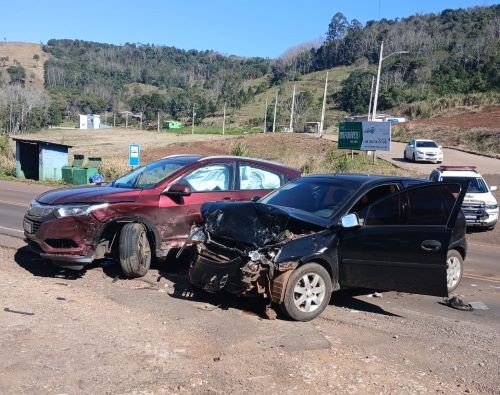 Colisão lateral entre veículos SC-386 mobiliza bombeiros e PM no Oeste Catarinense