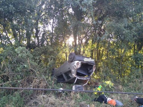 Veículo capota após sair da pista e colidir com poste em Quilombo