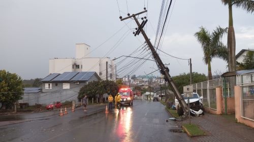 Caminhonete colide em poste e deixa danos na rede elétrica em Pinhalzinho