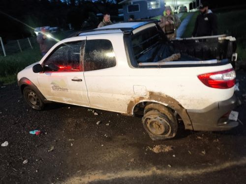 Fiat Strada da Prefeitura de Nova Erechim é furtada e abandonado após acidente em Pinhalzinho