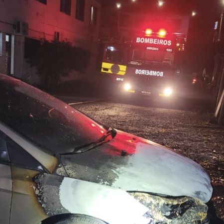 Incêndio no Oeste destrói veículo estacionado em garagem
