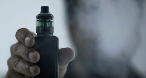 Polícia Militar apreende cigarro eletrônico com adolescente em escola no Oeste