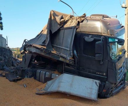 Caminhoneiro ameaça equipe de resgate após acidente em SC