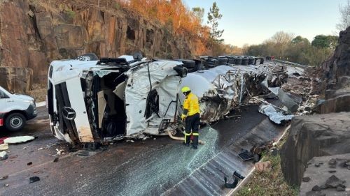 Condutor fica ferido após caminhão leiteiro capotar na BR-282