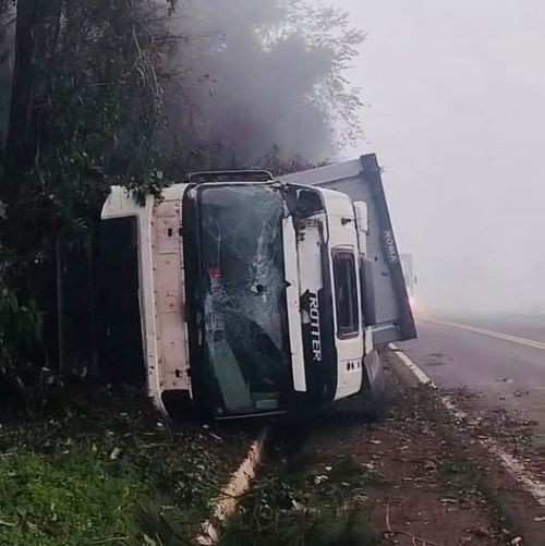 Caminhão tomba na BR-282 em Nova Itaberaba