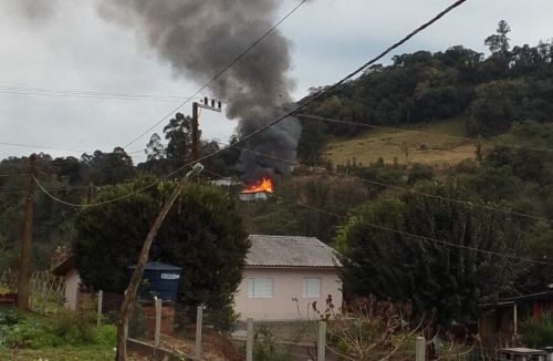 Família perde a casa em incêndio poucas horas após filho se envolver em acidente de trânsito
