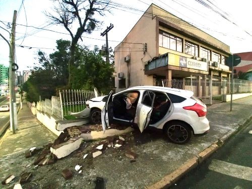 PM prende condutora por embriaguez ao volante após acidente no Oeste de SC