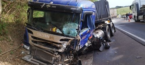 Colisão entre carro e caminhão na BR-282 deixa uma vítima fatal