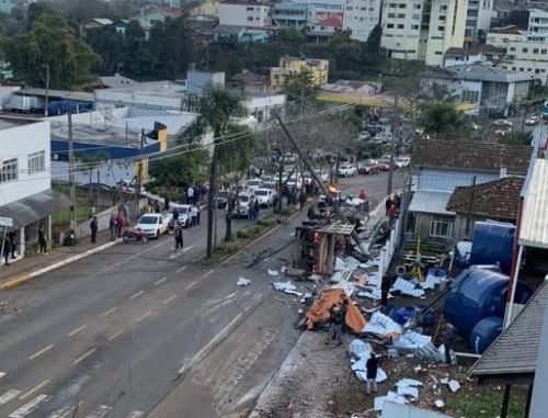 Caminhão perde freios, atinge carro e tomba em via movimentada no Oeste de SC